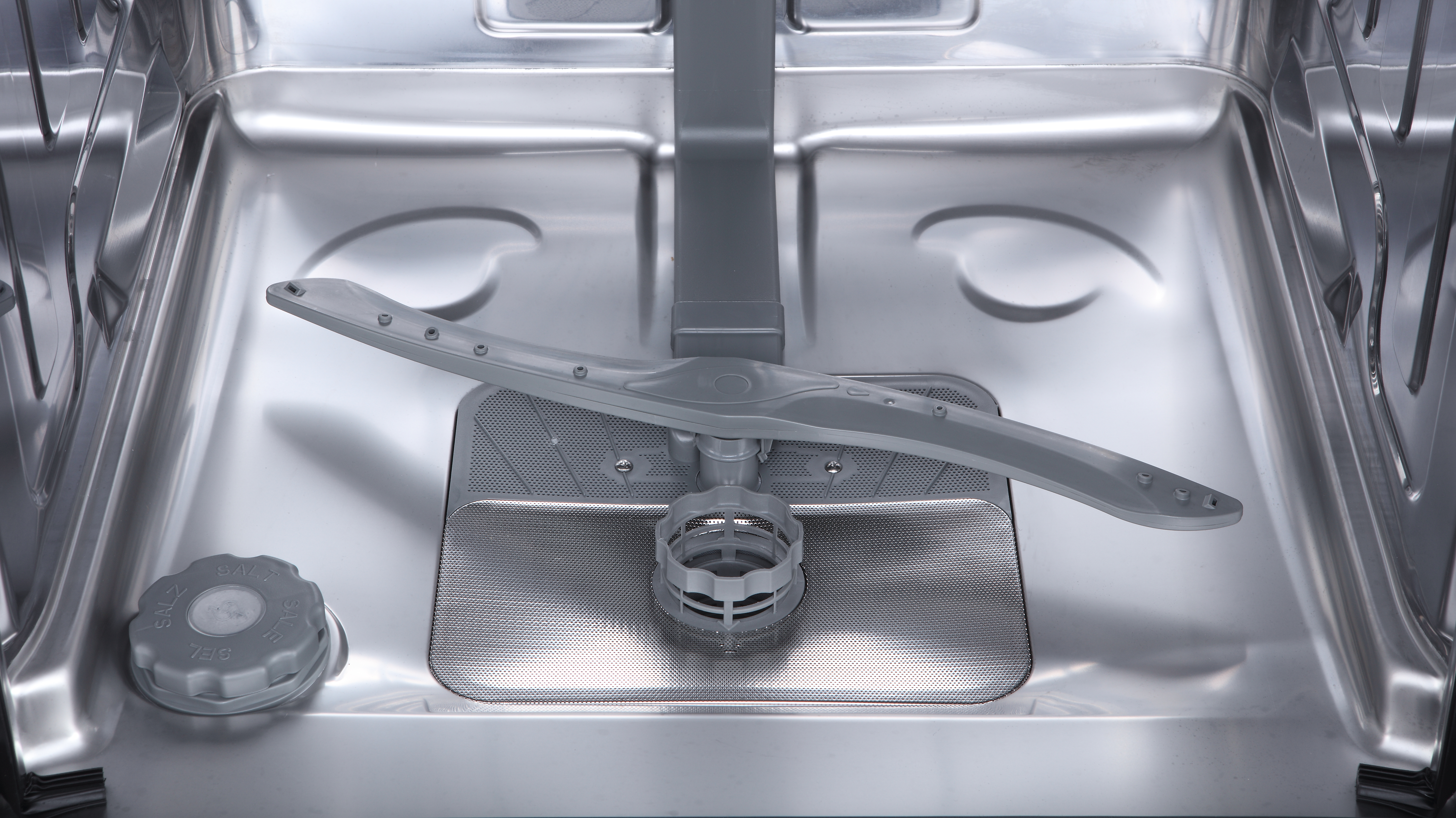 Geschirrspüler-Innenraum. Ein Sprüharm befindet sich in der Mitte. Edelstahl-Innenraum. Graue Komponenten sichtbar.
