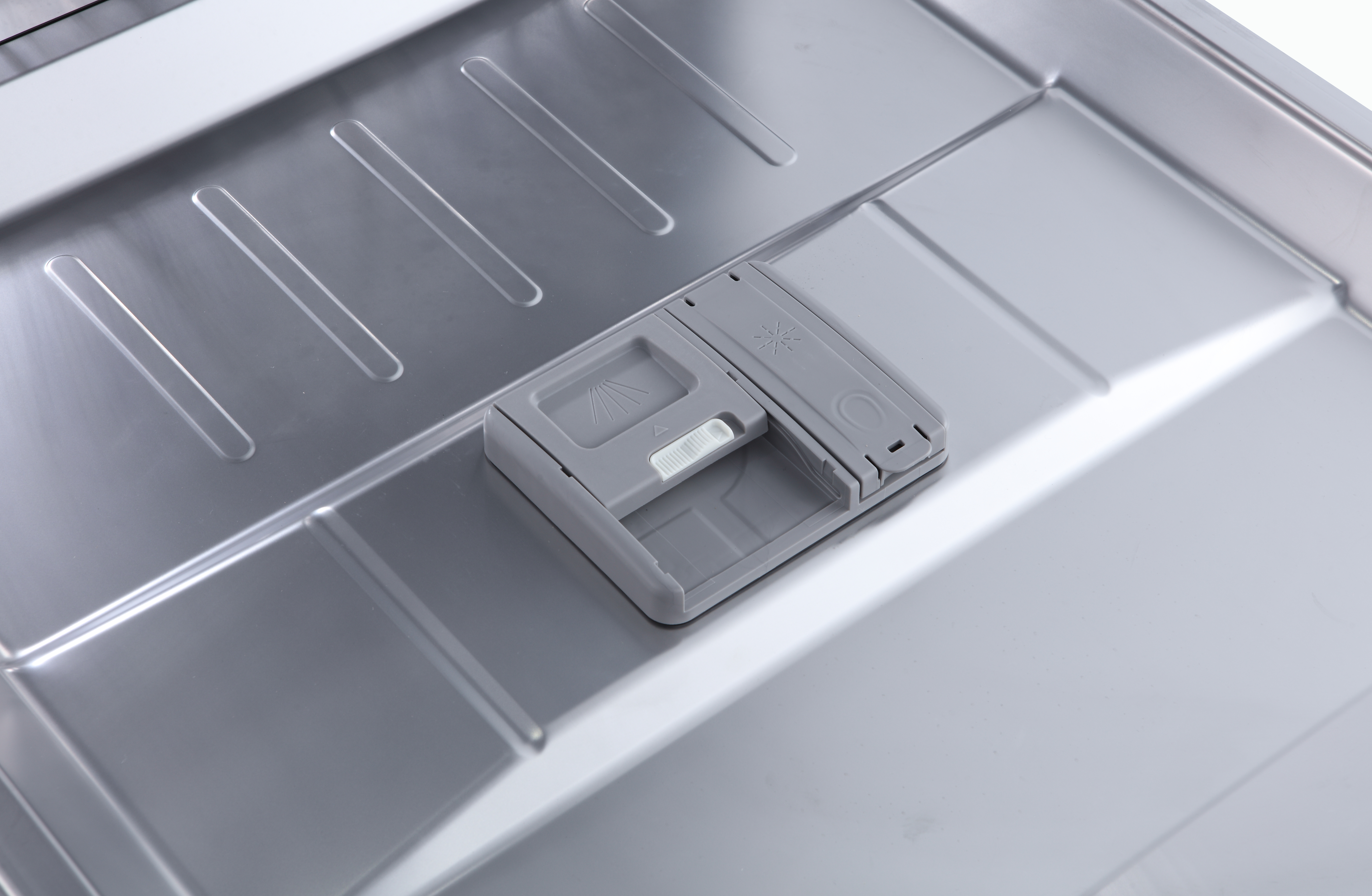 Geschirrspüler-Innenraum, Nahaufnahme des Spülmittelbehälters. Grau und Weiß.