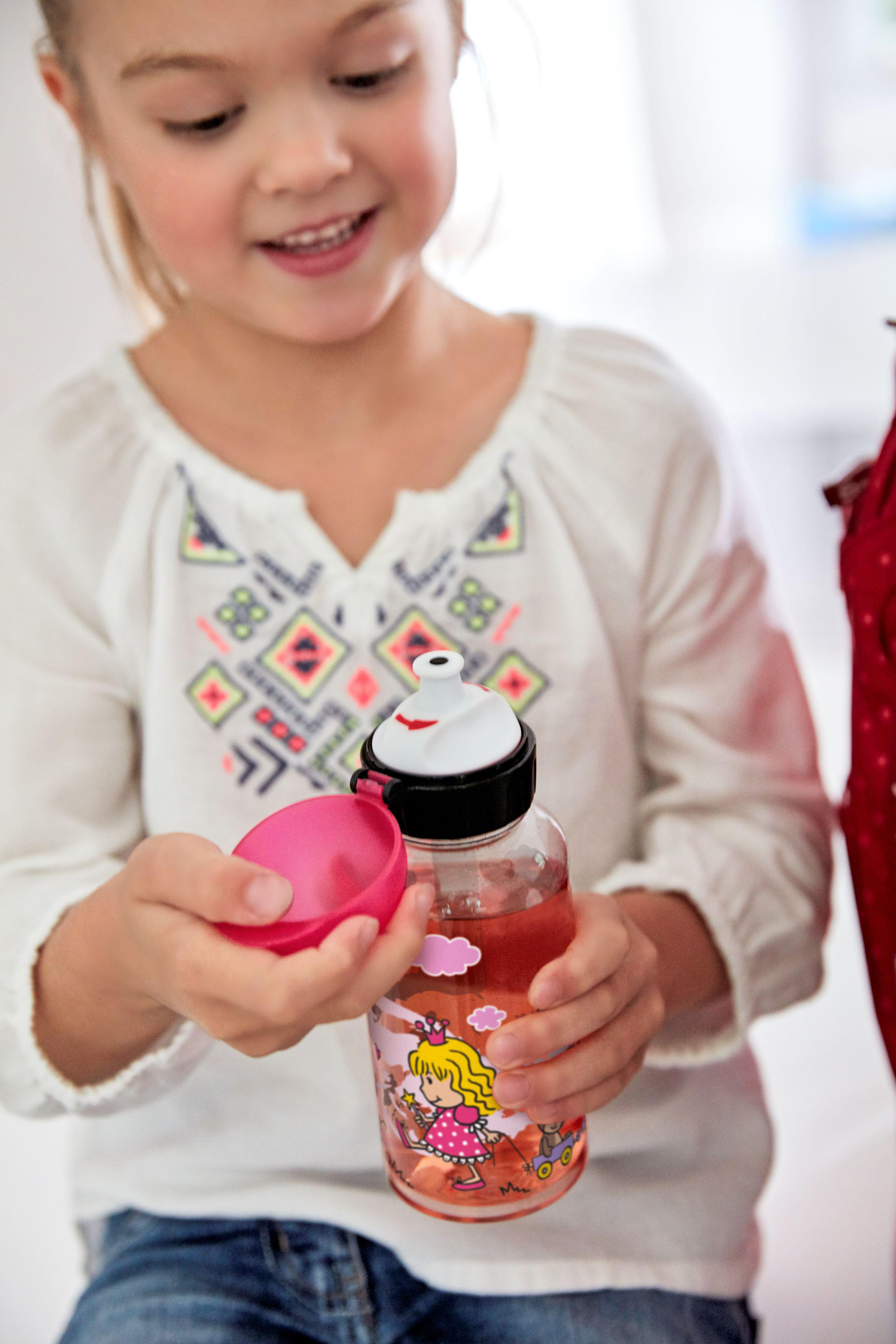 Junges Mädchen öffnet eine Wasserflasche.