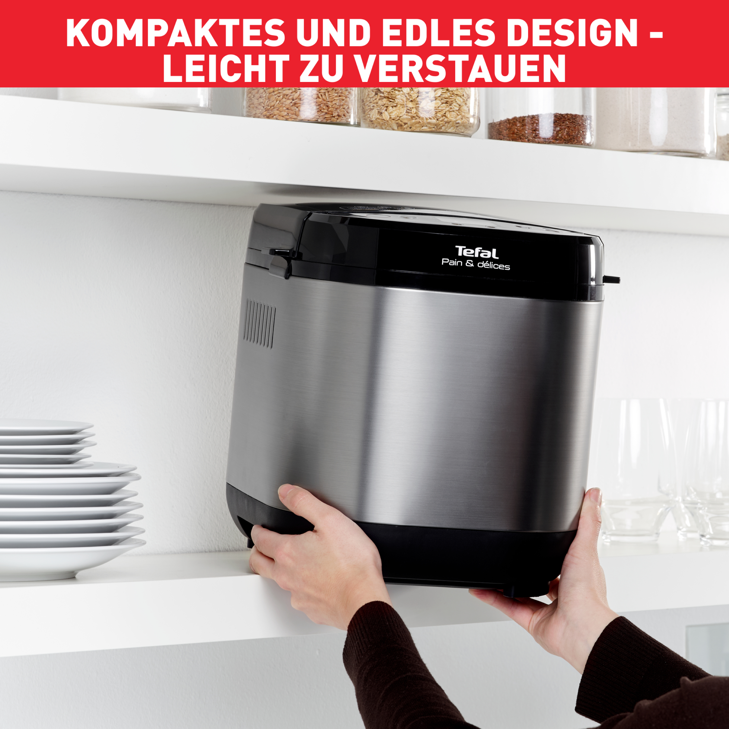 Eine Person stellt einen Tefal Brotbackautomaten auf ein Regal, mit weißem Hintergrund.