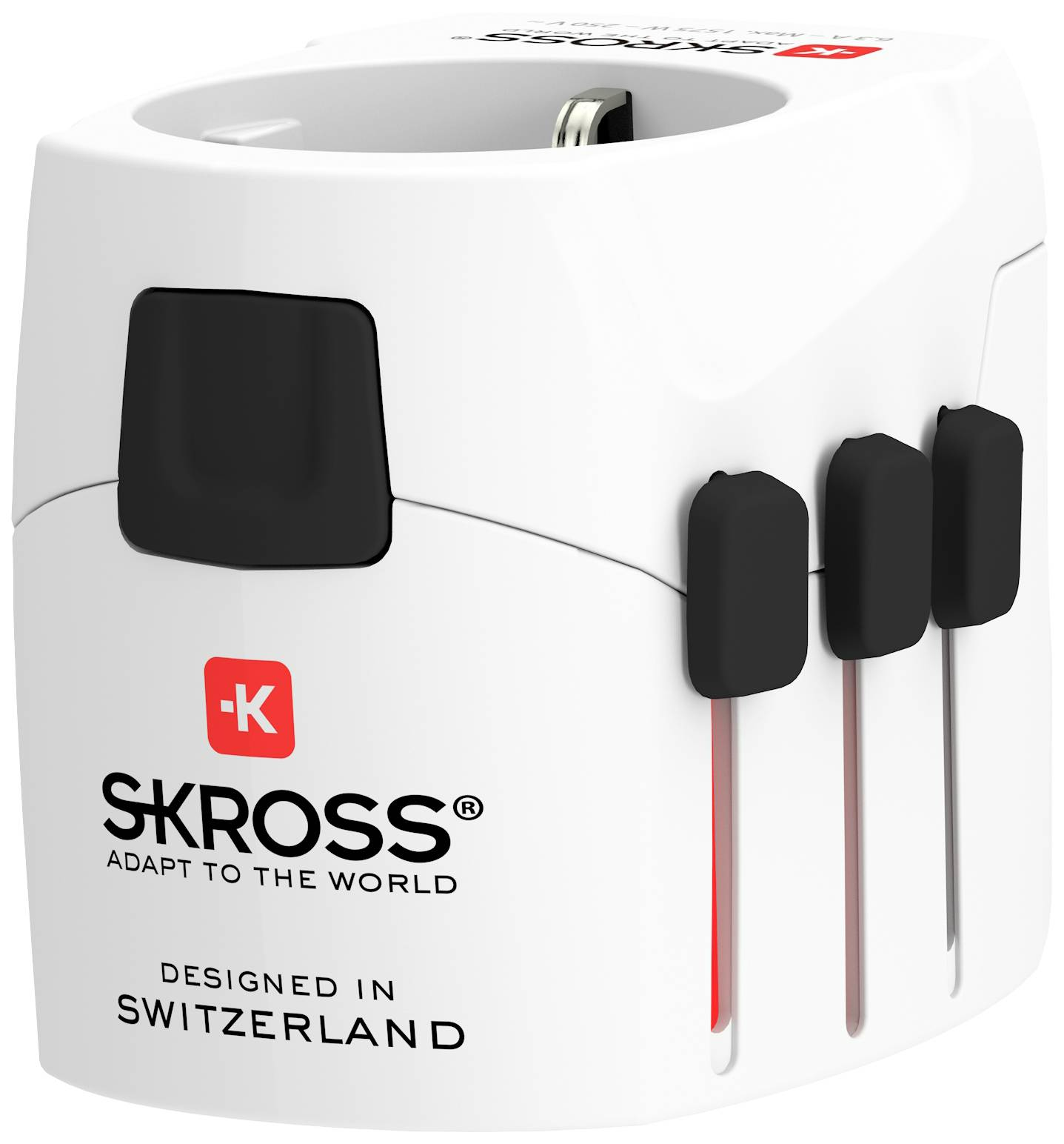 Fehér Skross adapter három fekete dugóval és USB porttal, fehér háttér előtt.