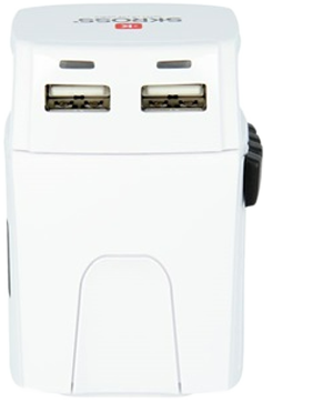 Egy fehér utazó adapter két USB porttal, SKROSS felirattal, fehér háttérrel.