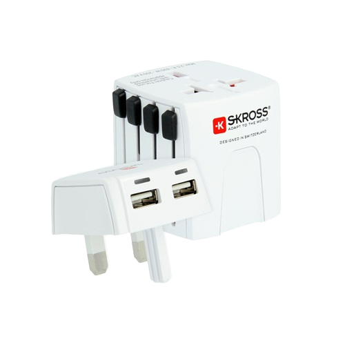 Fehér SKROSS adapter többféle dugóval és USB portokkal.
