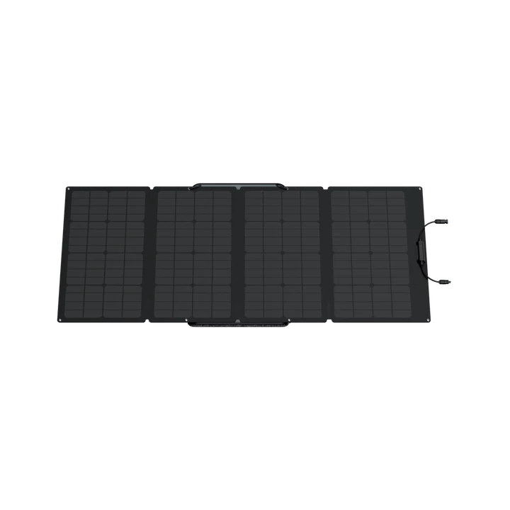 Panel solar plegable sobre fondo negro, mostrando la superficie del panel y su forma rectangular.