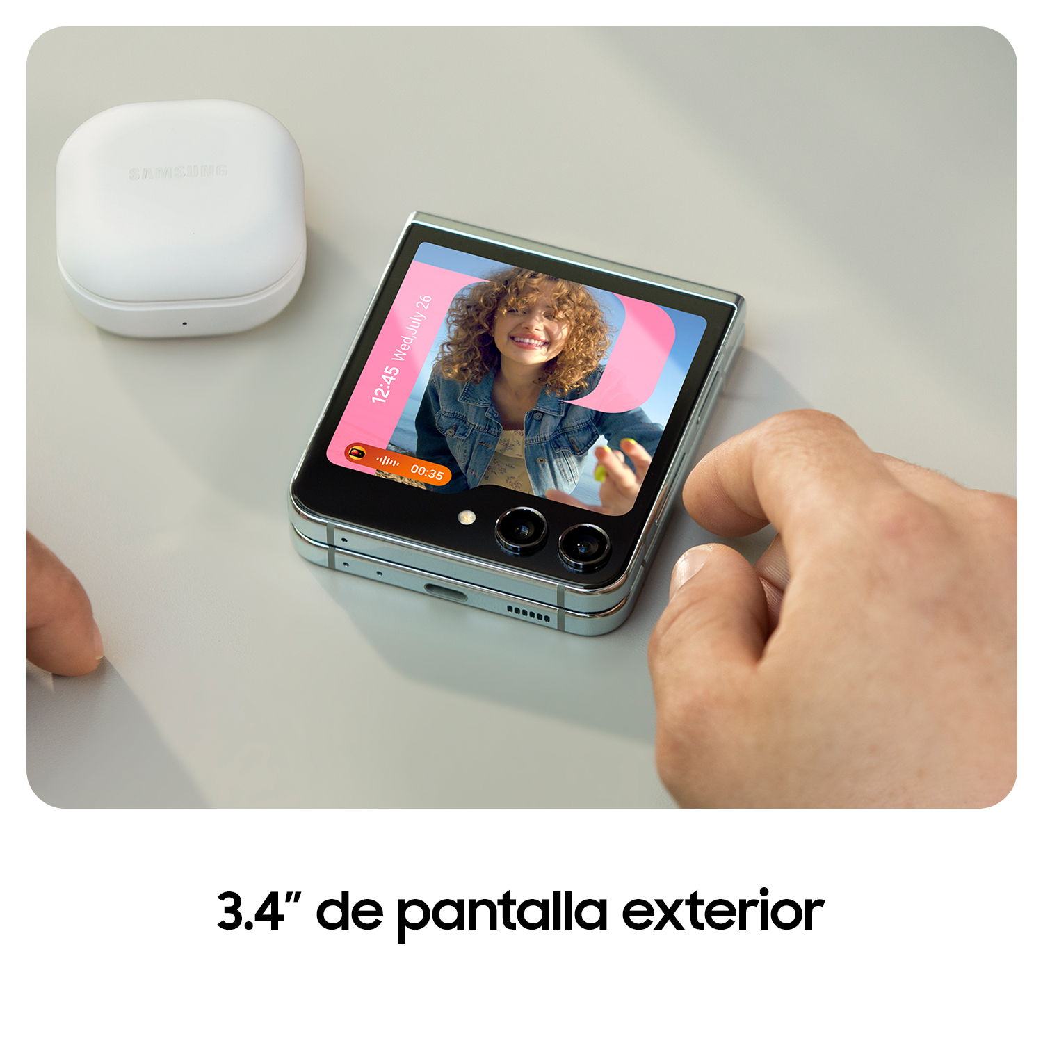 Una persona sostiene un teléfono plegado con una pantalla que muestra una videollamada.