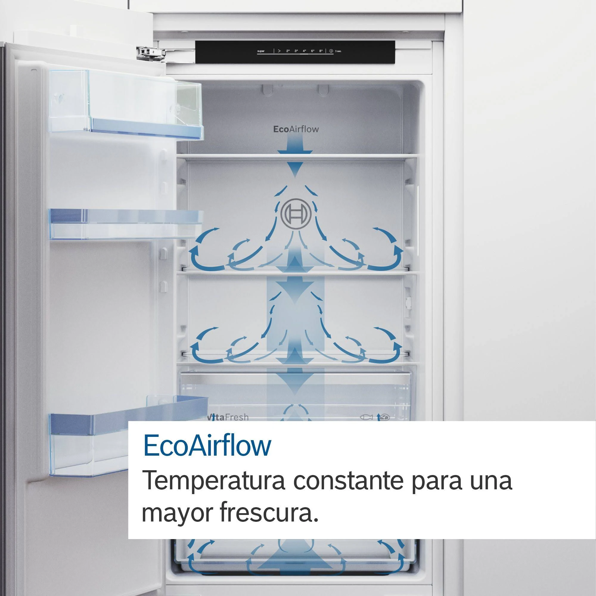 Interior de refrigerador blanco abierto con flechas de flujo de aire azules y un estante con una botella.