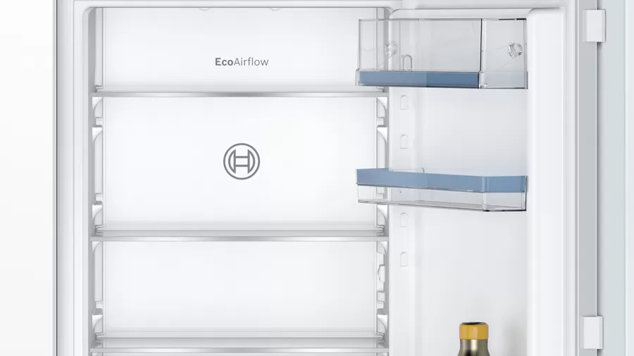 Interior de refrigerador. Estantes, compartimentos y logo Bosch visibles. Texto EcoAirflow presente.