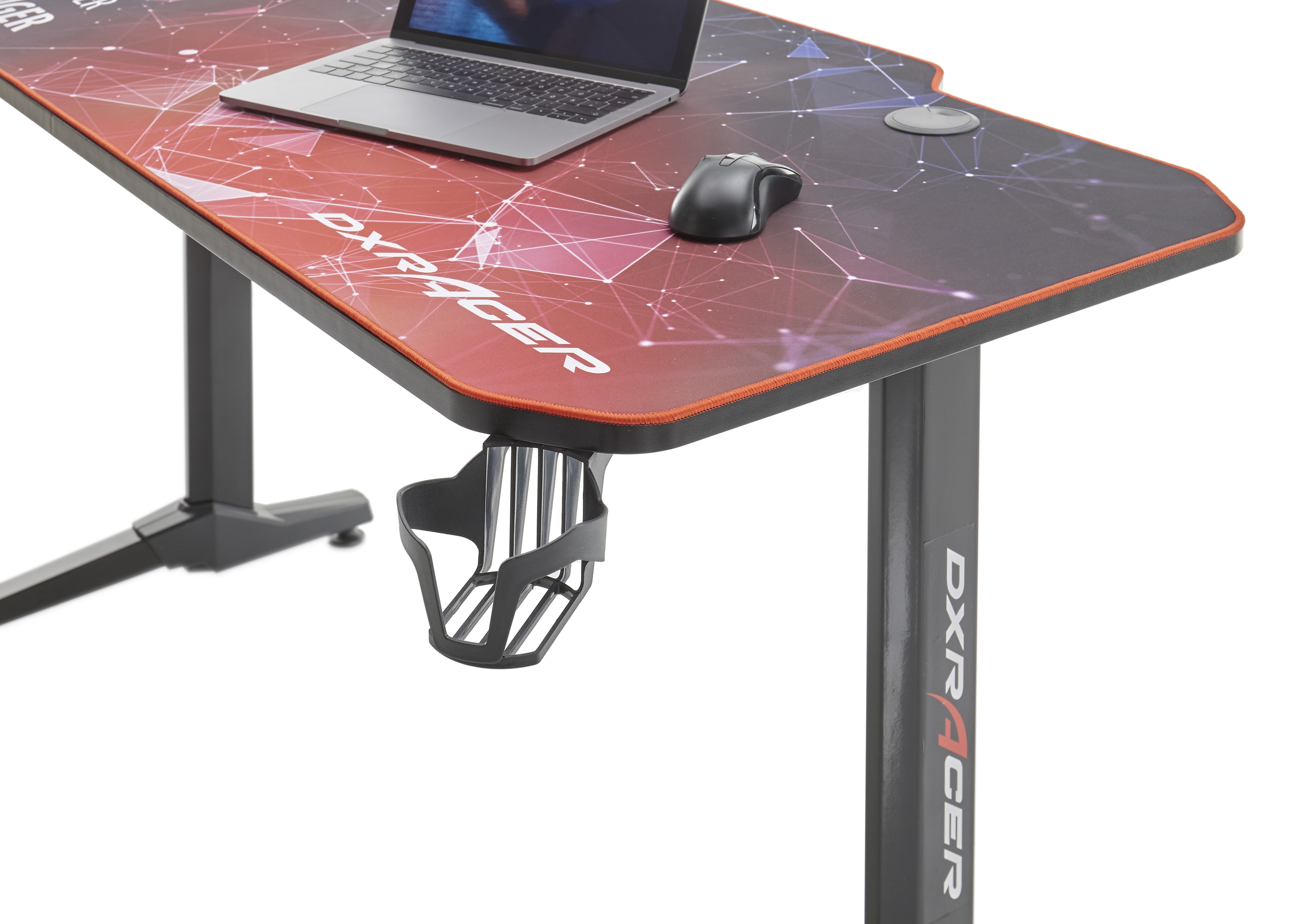 Gaming-Schreibtisch mit roter und schwarzer Oberfläche, Laptop, Maus und Getränkehalter. Weißer Hintergrund.