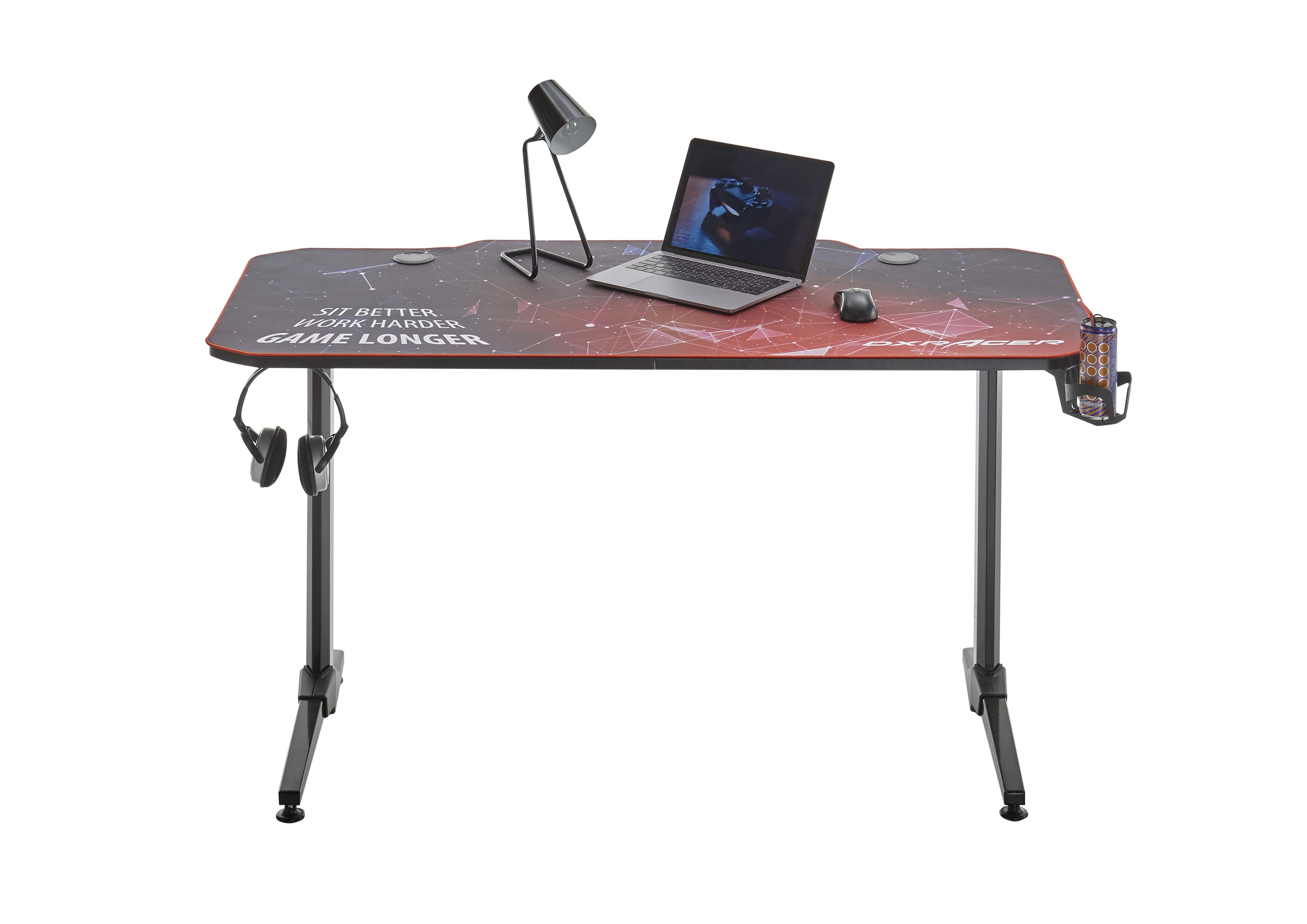 Gaming-Schreibtisch mit Laptop, Lampe, Maus und Kopfhörern, auf weißem Hintergrund.