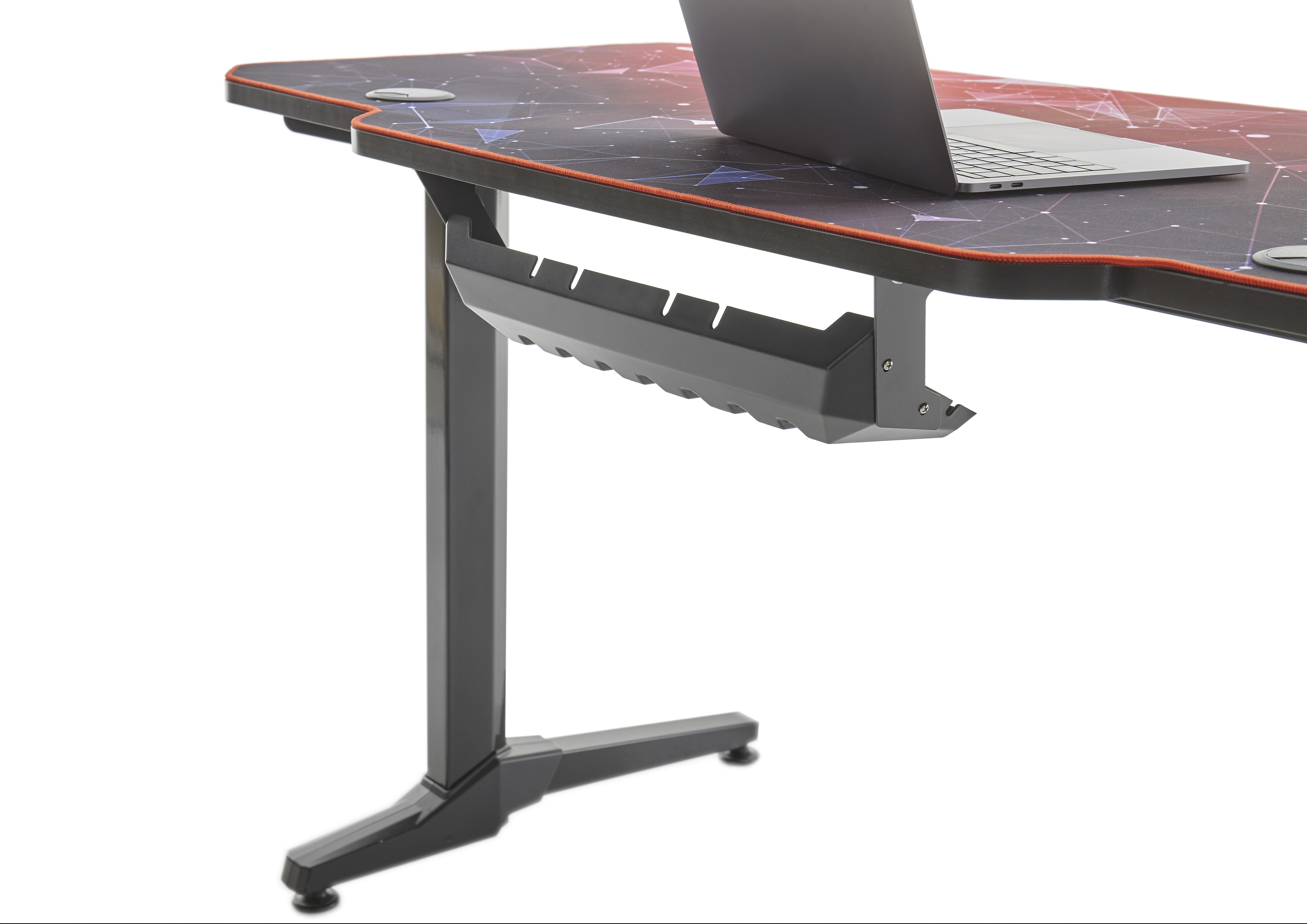 Gaming-Schreibtisch mit Laptop und Kabelmanagement.