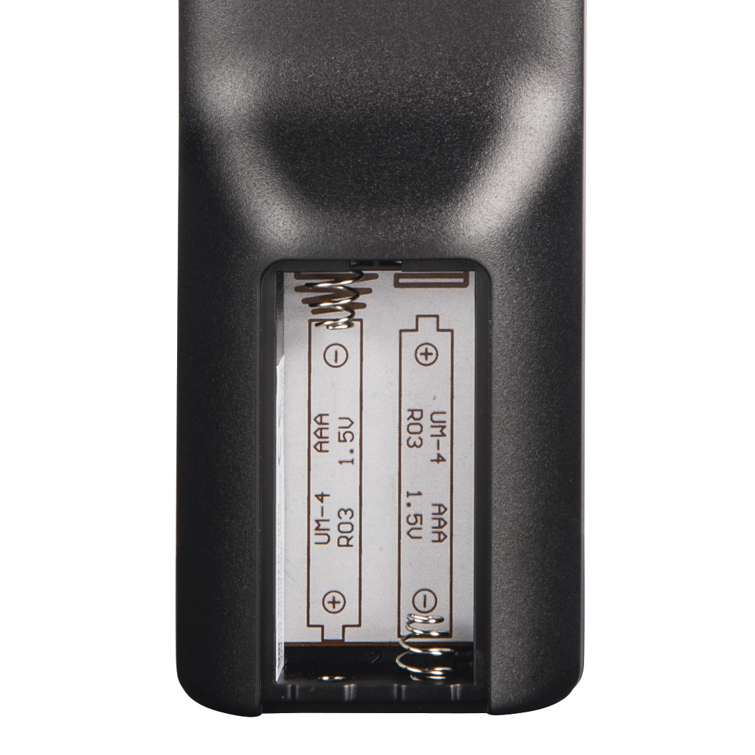 Die Rückseite einer schwarzen Fernbedienung mit geöffnetem Batteriefach, das zwei AAA-Batterien zeigt.