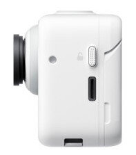 Widok profilu białego aparatu, z obiektywem, przyciskami i portem bocznym.