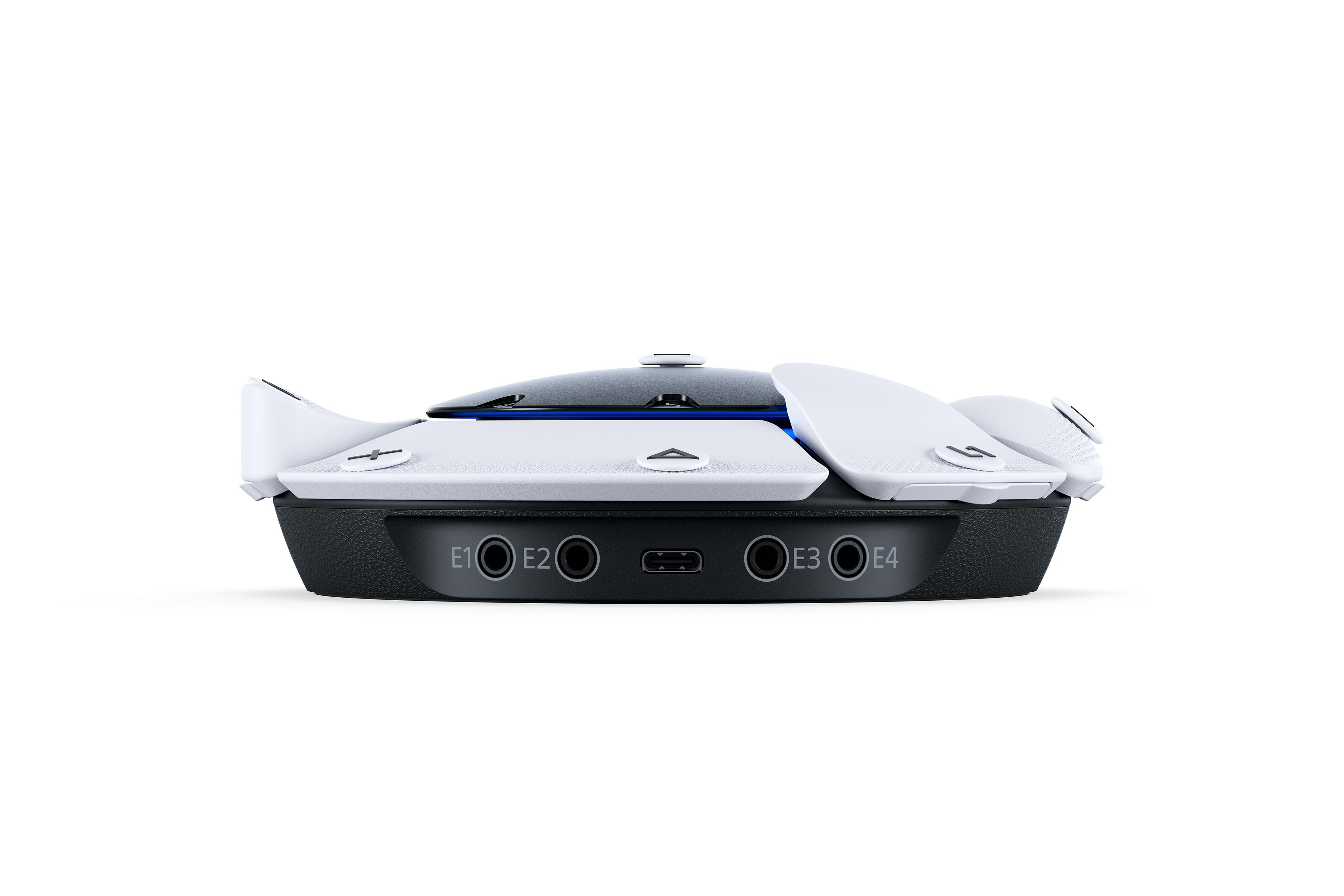 Ein schwarz-weißer PlayStation VR2 Sense-Controller. Er hat Knöpfe und befindet sich auf einer weißen Oberfläche.
