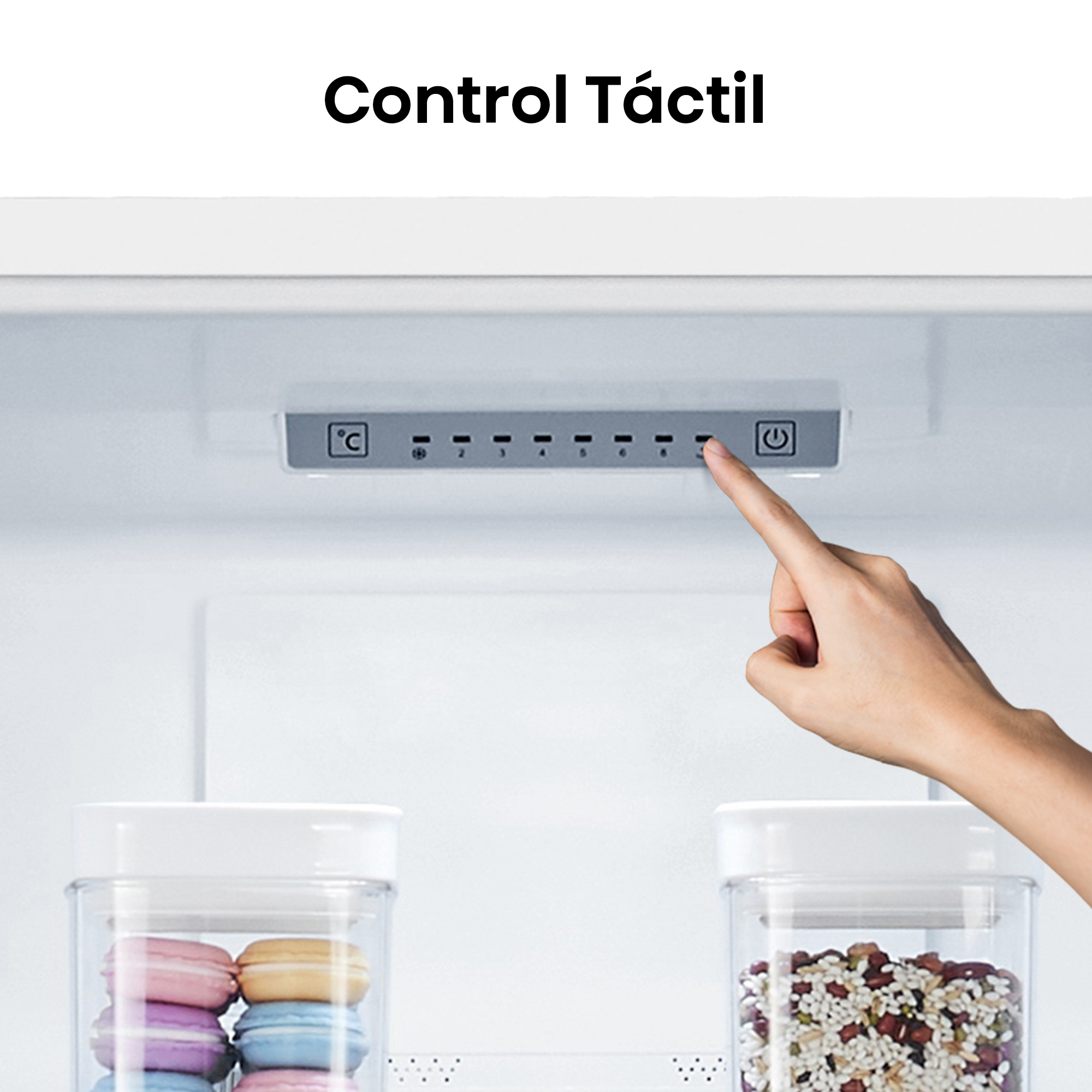 La mano de una persona presiona un panel de control táctil en un refrigerador.