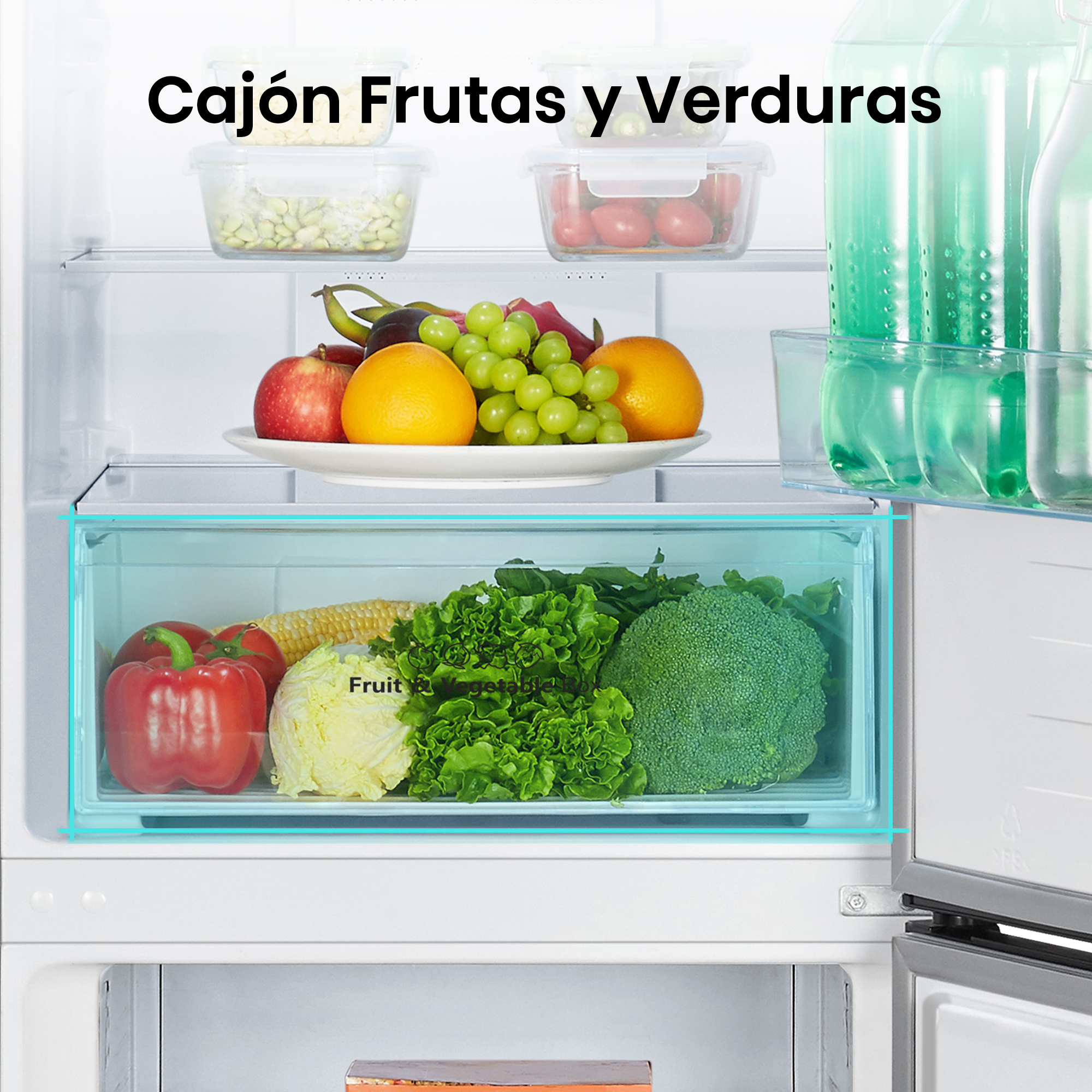Refrigerador abierto con cajón de verduras. Pimiento rojo, maíz, brócoli, uvas y otras verduras visibles.