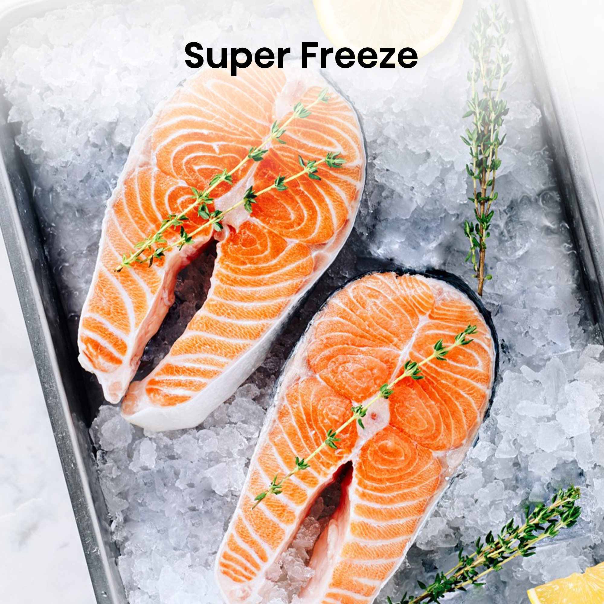 Dos filetes de salmón sobre hielo, con ramitas de tomillo, etiquetados con "Super Freeze".