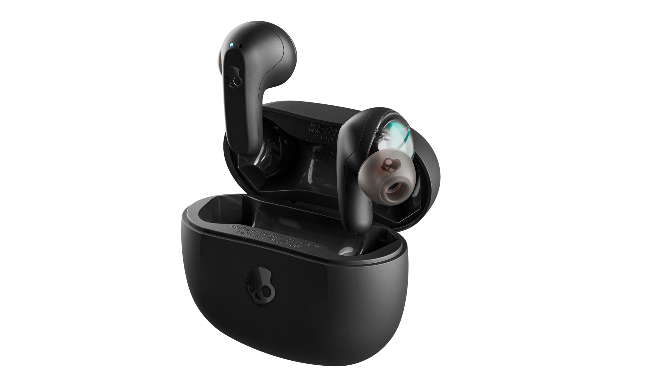 Fekete Skullcandy fülhallgatók a töltőtokjukban, kinyitva, hogy látszódjanak a fülhallgatók.