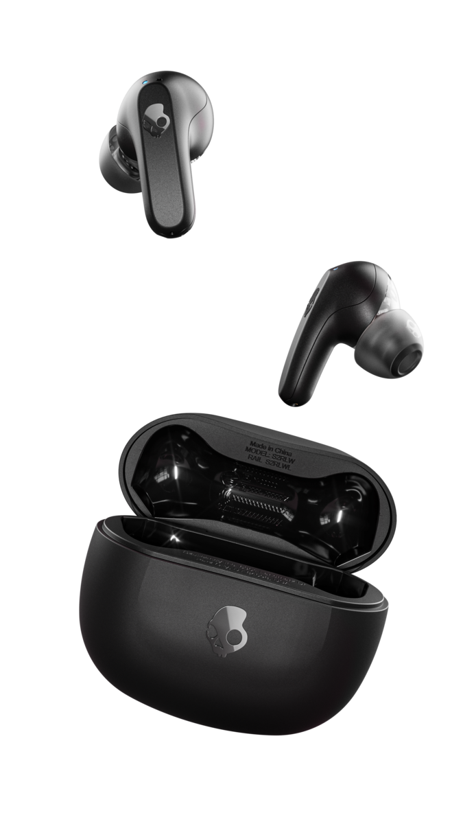 Fekete Skullcandy fülhallgatók és töltőtok. Három fülhallgató látható, kettő a levegőben, egy a tokban.