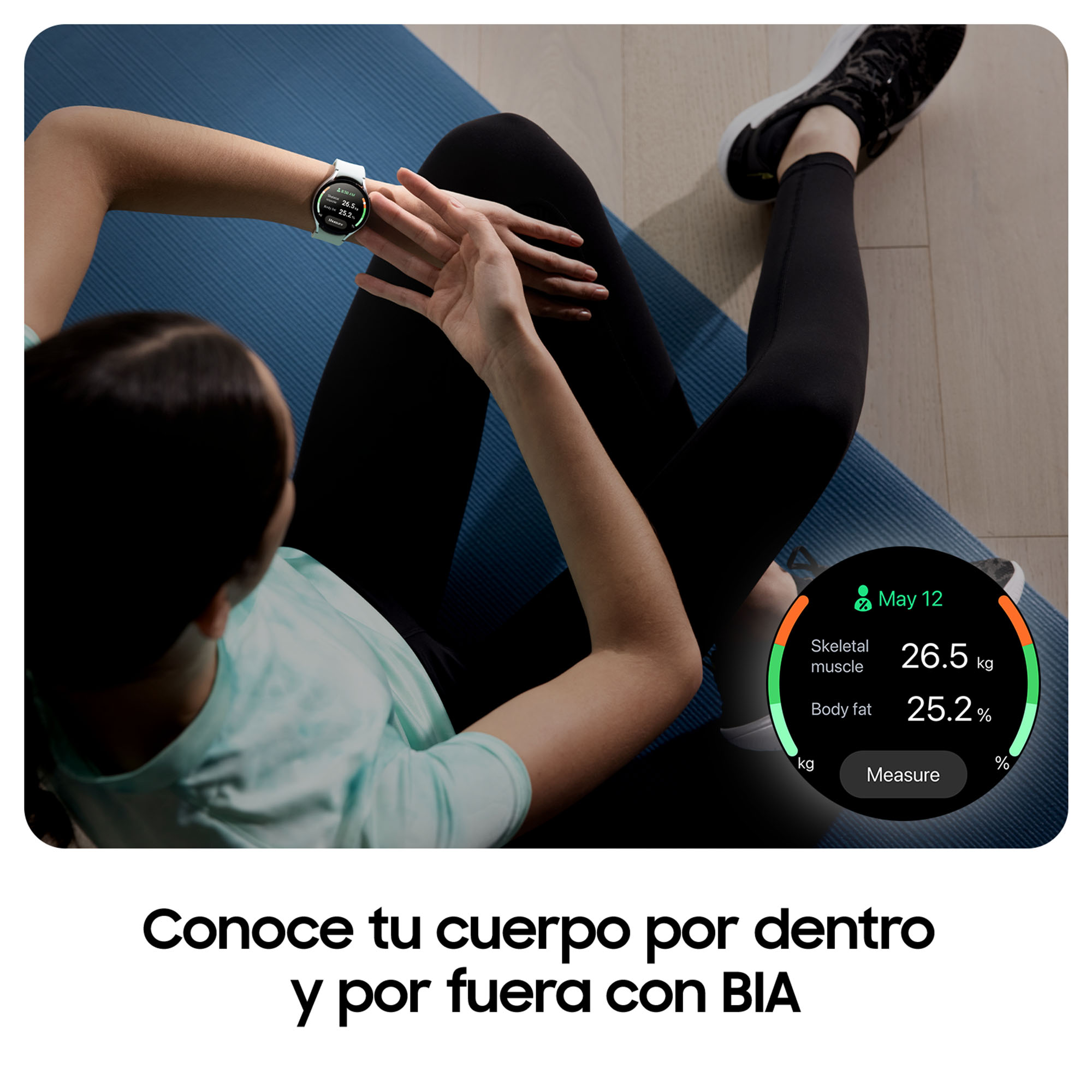Persona usando un reloj inteligente blanco, midiendo músculo esquelético y grasa corporal.