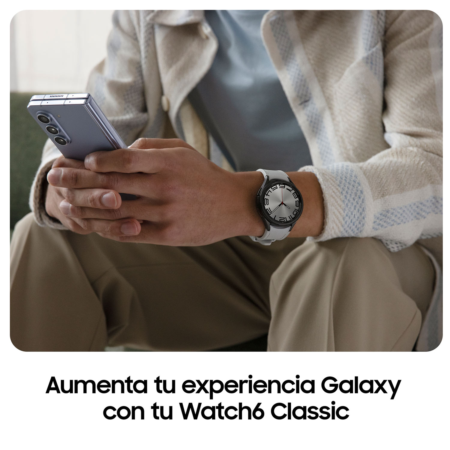 Una persona sosteniendo un teléfono y un reloj inteligente, con texto promocionando el Galaxy Watch6.