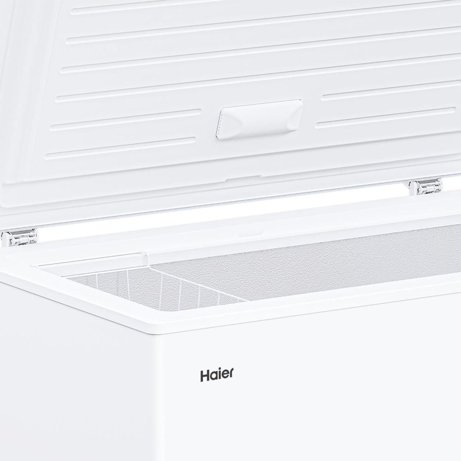 Congelatore a pozzo Haier bianco con coperchio aperto, che mostra l'interno.