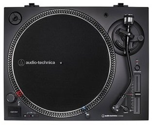 Czarny gramofon z centralną płytą i elementami sterującymi, widok z góry.