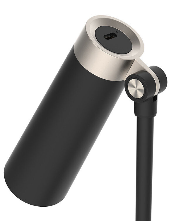 Czarny i srebrny głośnik na statywie.