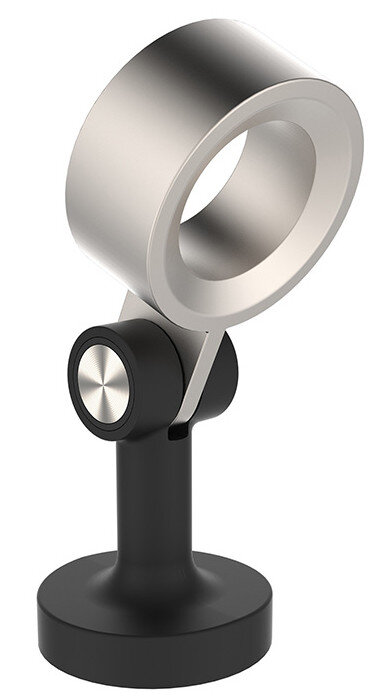 Nowoczesny design, srebrny obiekt w kształcie pierścienia na czarnym stojaku.