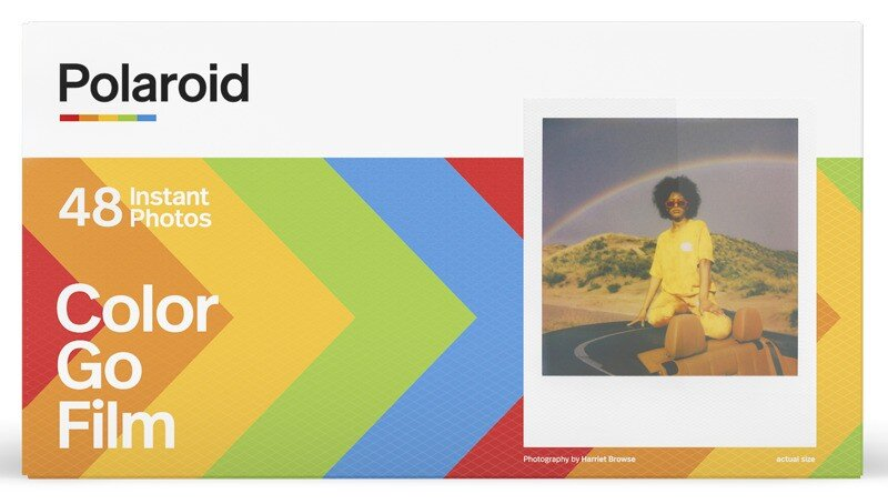 Pudełko filmu Polaroid Go ze zdjęciem kobiety przy samochodzie.