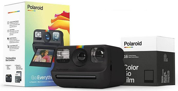 Zestaw aparatów Polaroid. Dwa aparaty w pudełkach. Jeden aparat jest otwarty, pokazując zdjęcie.