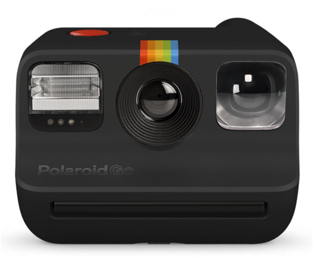 Czarny aparat Polaroid Go. Posiada lampę błyskową, obiektyw i tęczowy pasek. Widoczne logo Polaroid Go.