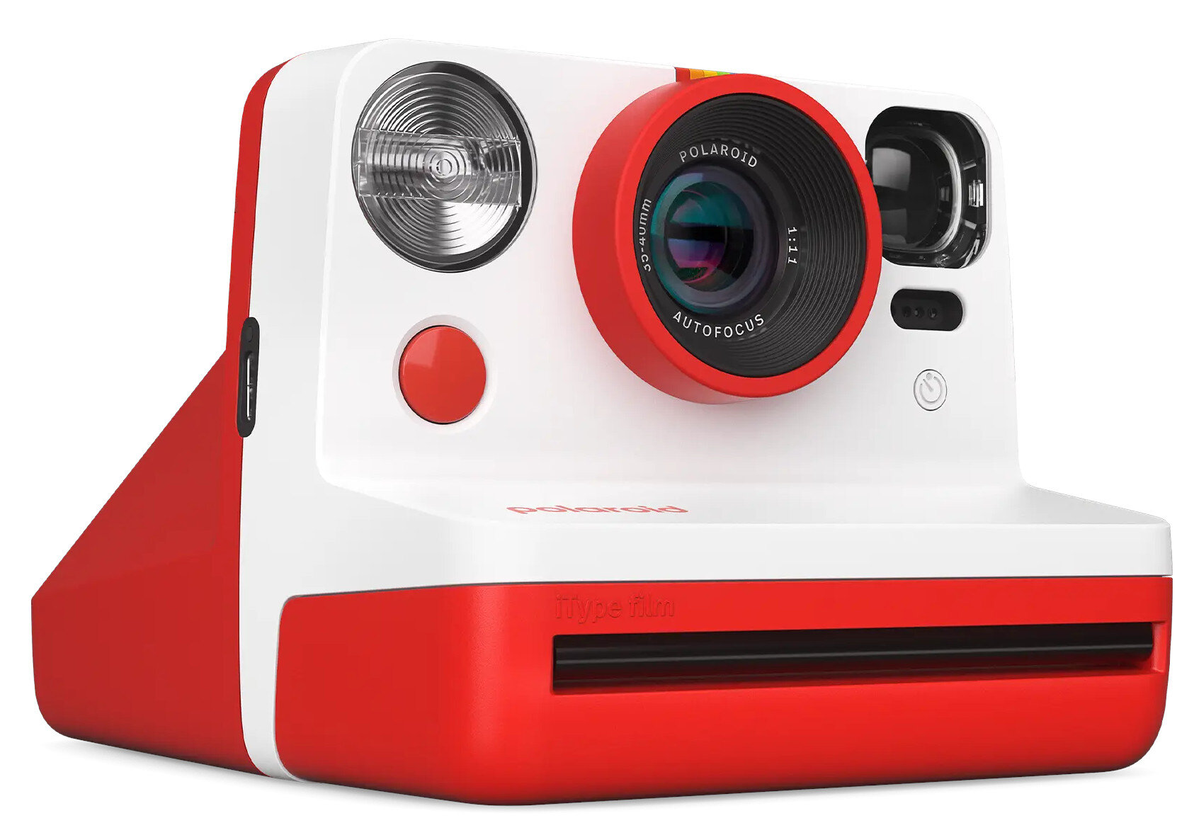 Czerwono-biały aparat Polaroid, widoczny obiektyw i lampa błyskowa. Białe tło.