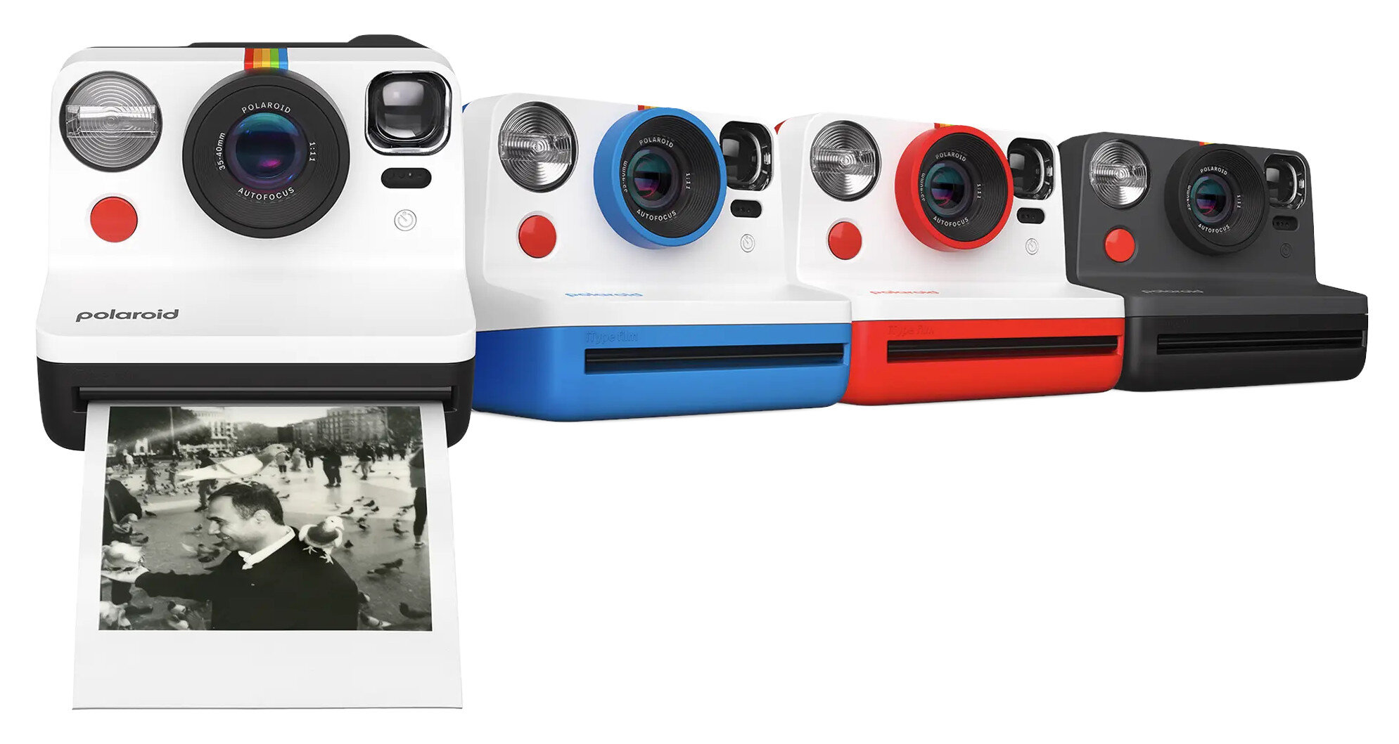 Cztery aparaty natychmiastowe Polaroid w różnych kolorach, ze zdjęciem wysuwanym z białego.