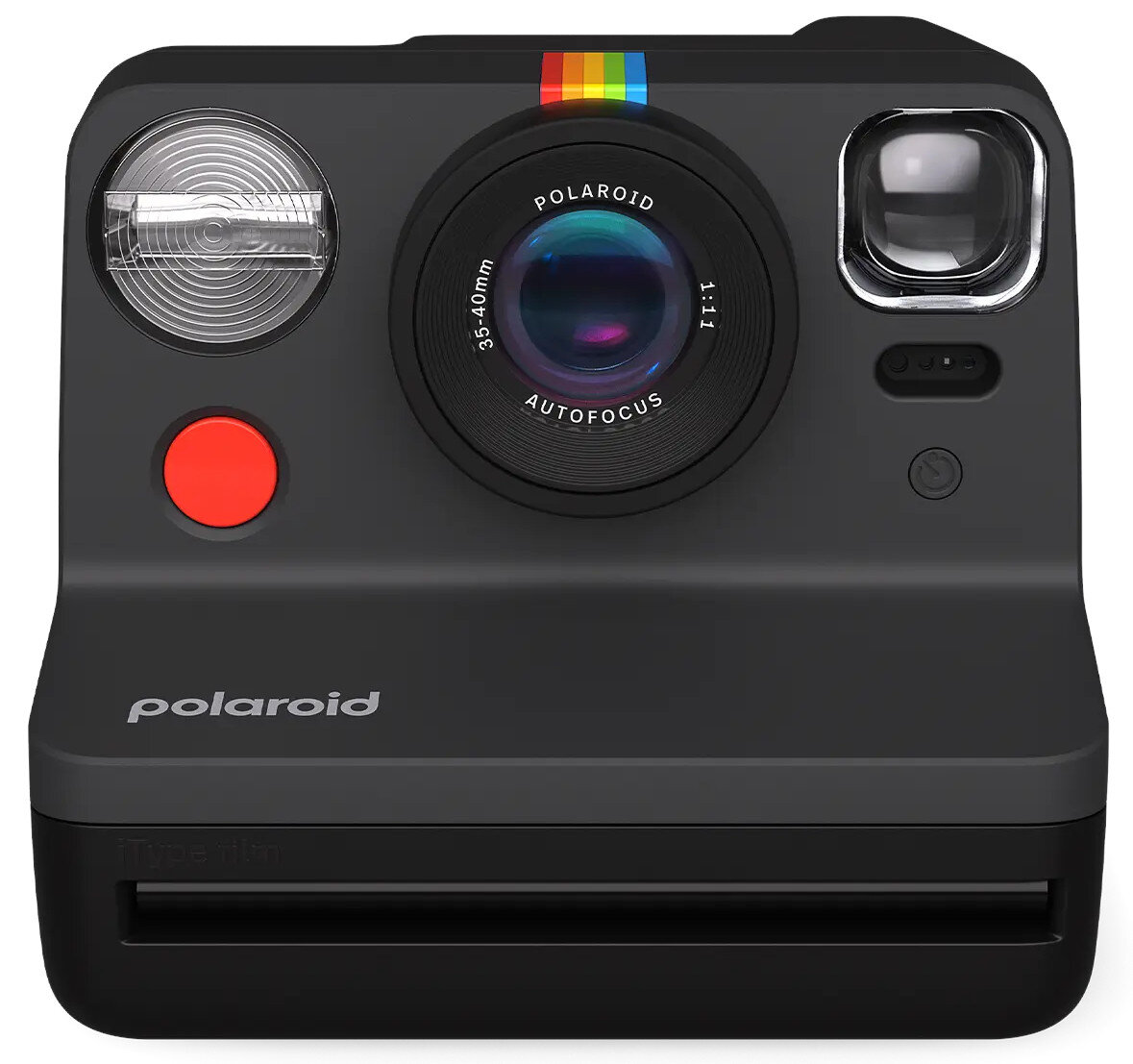 Czarny aparat Polaroid z tęczowym paskiem nad obiektywem. Czarne i czerwone detale. Logo Polaroid.