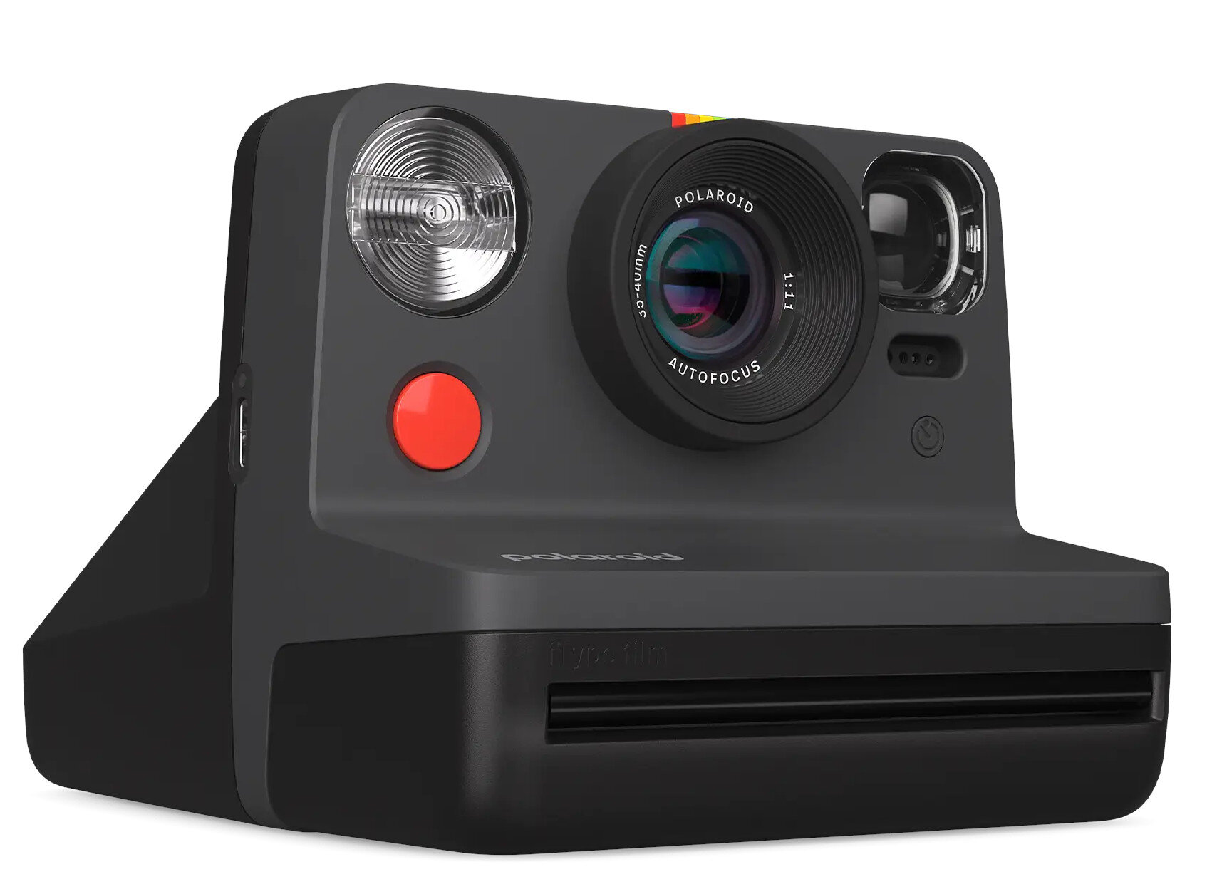 Czarny aparat natychmiastowy Polaroid Now z czerwonym przyciskiem i tęczowym paskiem.