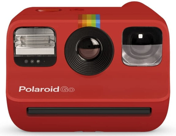 Czerwony aparat Polaroid Go. Posiada lampę błyskową, obiektyw i tęczowy pasek. Widoczne logo Polaroid Go.