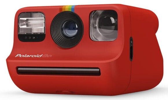 Czerwony aparat natychmiastowy Polaroid Go.