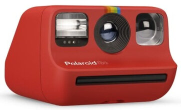Czerwony aparat Polaroid Go. Tęczowy pasek nad obiektywem. Czarne detale. Logo Polaroid Go.