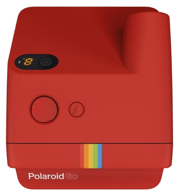Czerwony aparat Polaroid Go z czerwonym przyciskiem, żółtym wyświetlaczem z liczbą 8.
