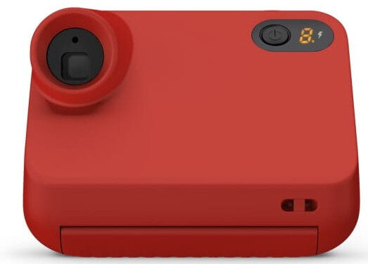 Czerwony, prostokątny aparat z obiektywem i wyświetlaczem.