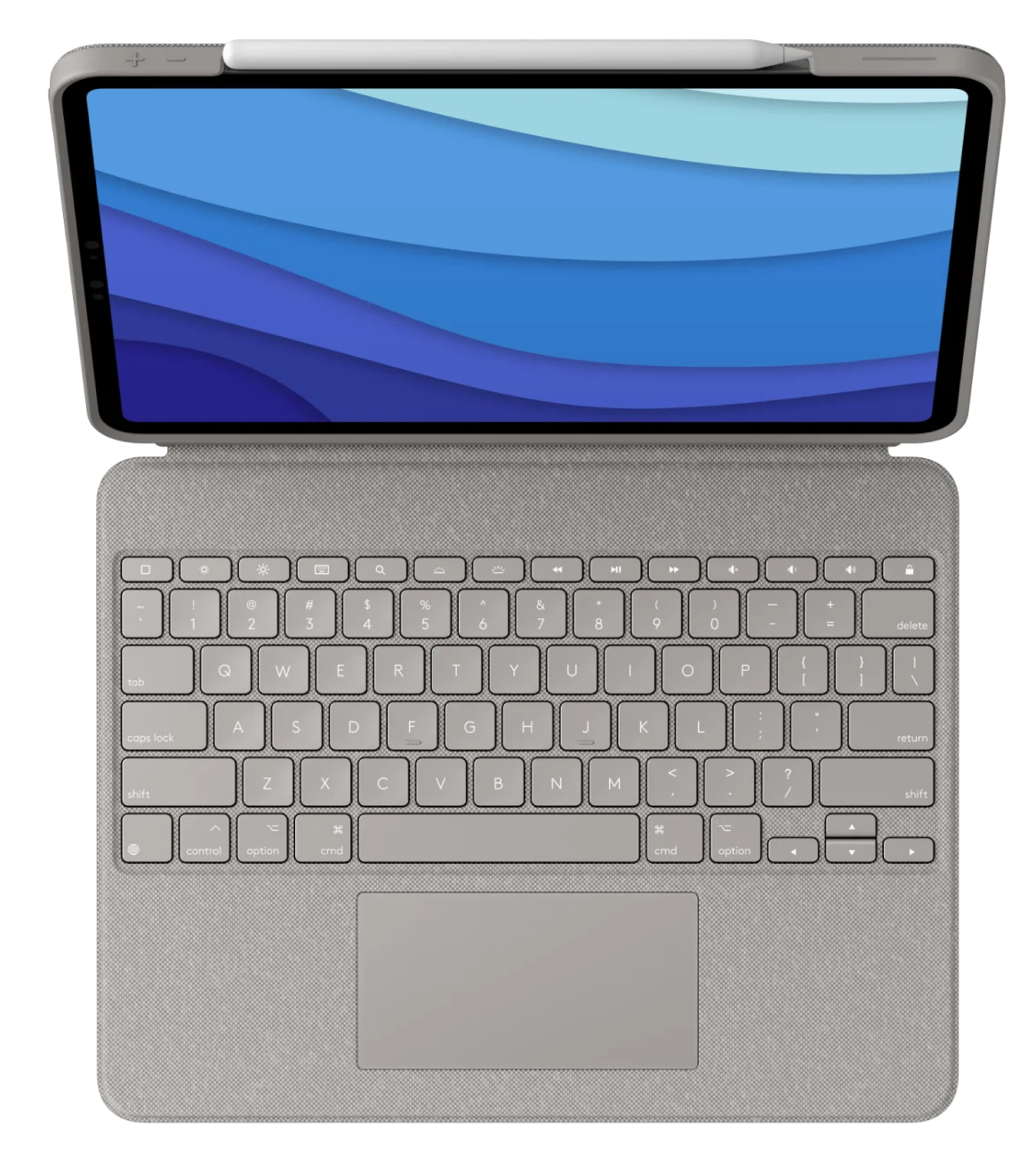 Egy nyitott szürke tablet billentyűzet tok, egy kék dizájnt mutató tablettel és egy tollal.