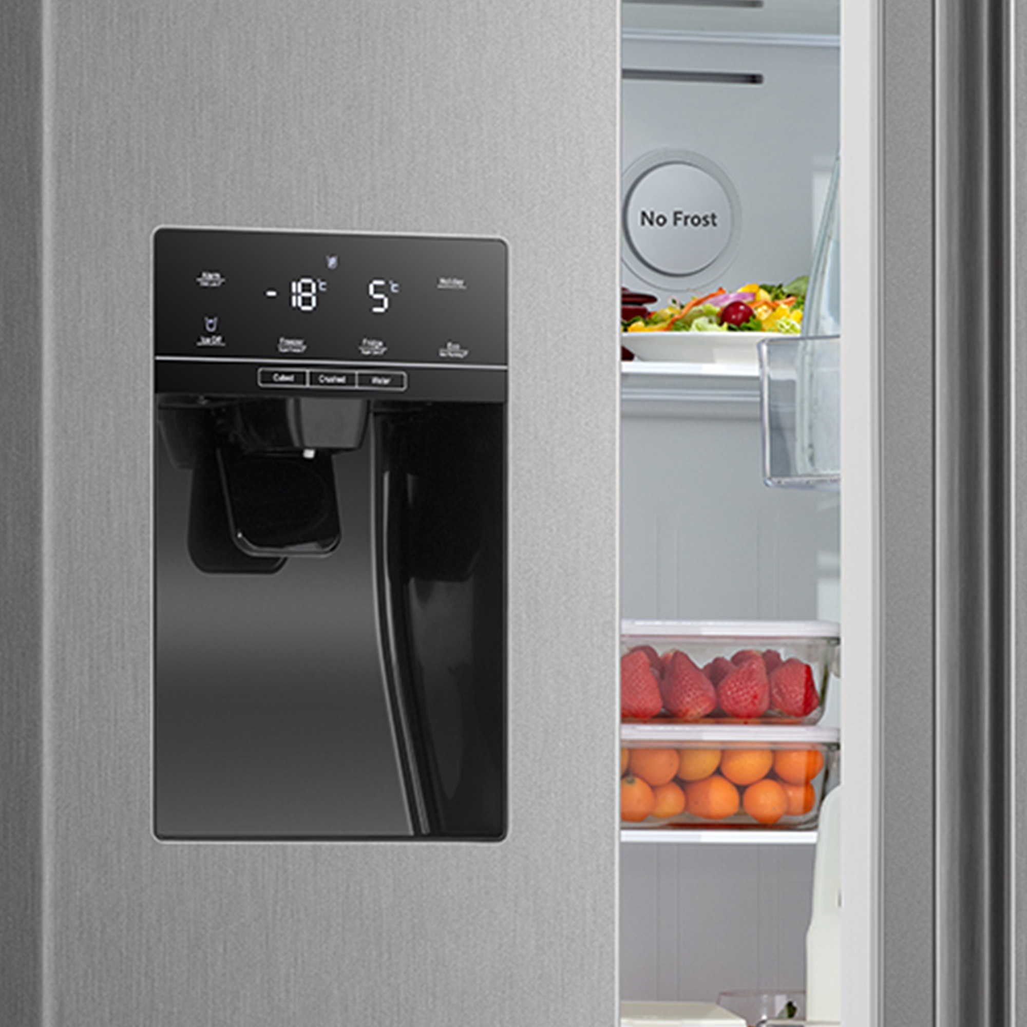 Refrigerador plateado con panel de control negro. Abierto, mostrando frutas y verduras dentro.