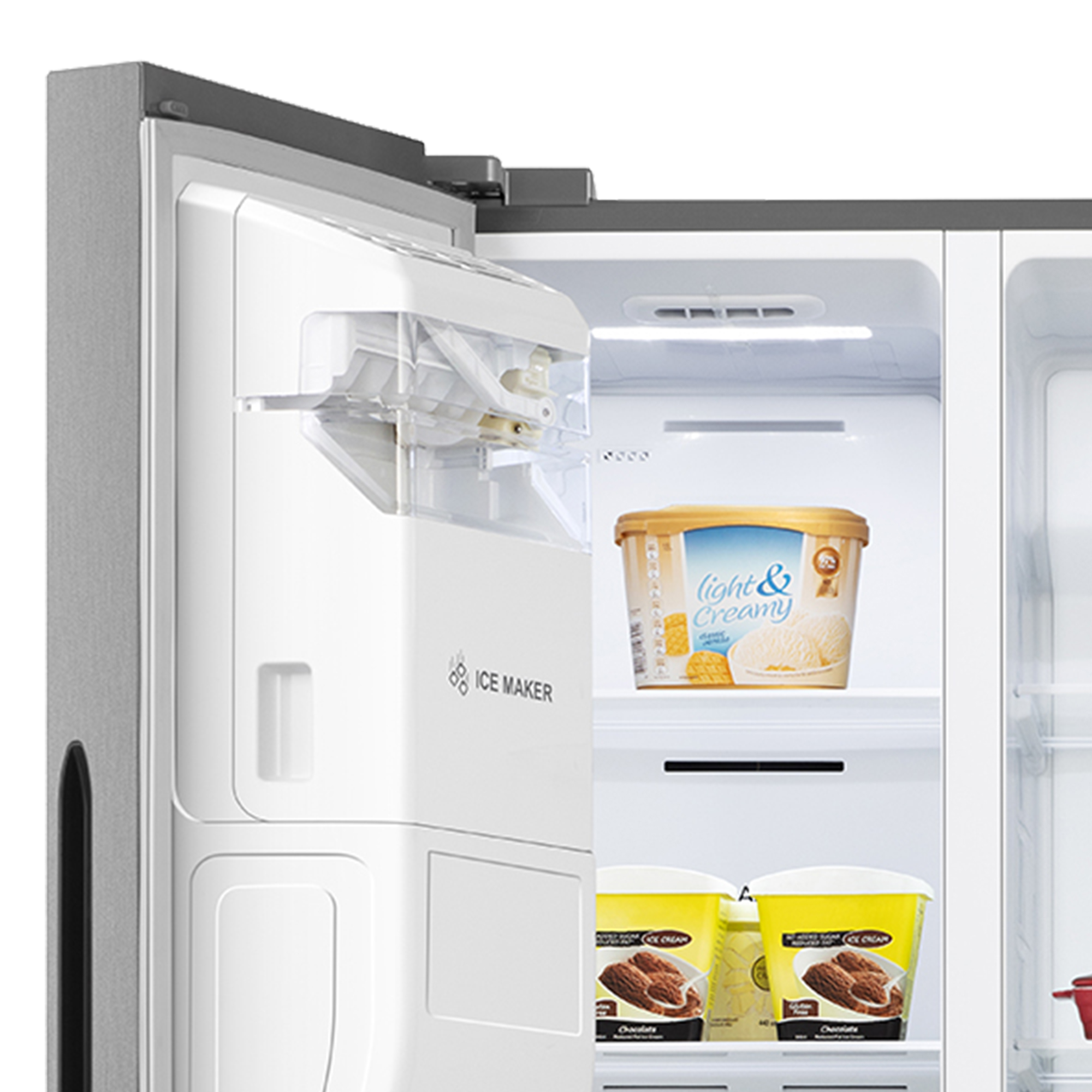 Refrigerador con puerta abierta mostrando máquina de hielo, helado y alimentos.