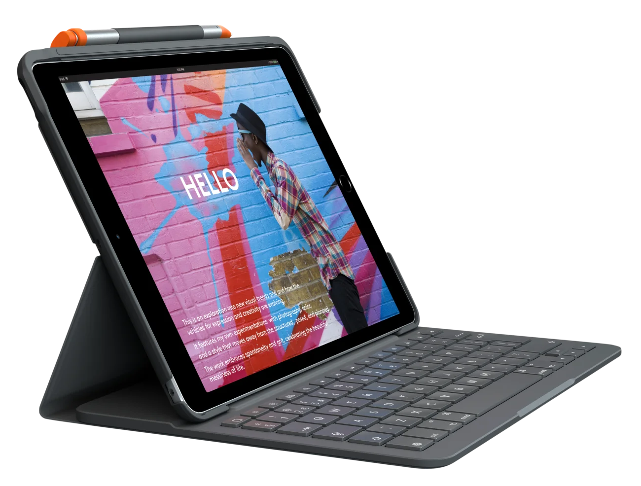 Tablet nyitva billentyűzettel, színes képernyővel és tollal. Fekete háttér.