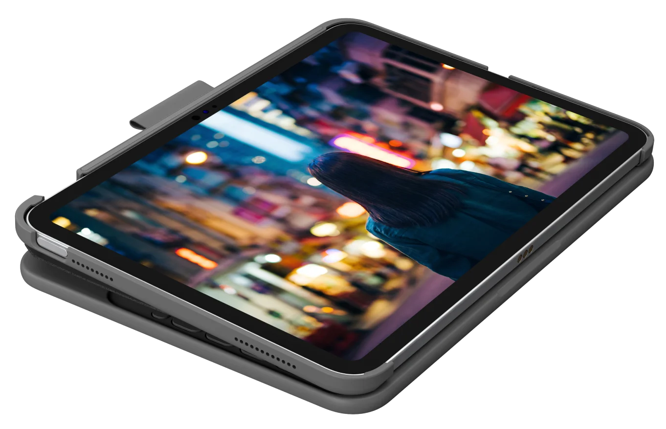 Tablet egy tokban. A képernyő egy utcai jelenetet mutat. Fekete háttér.