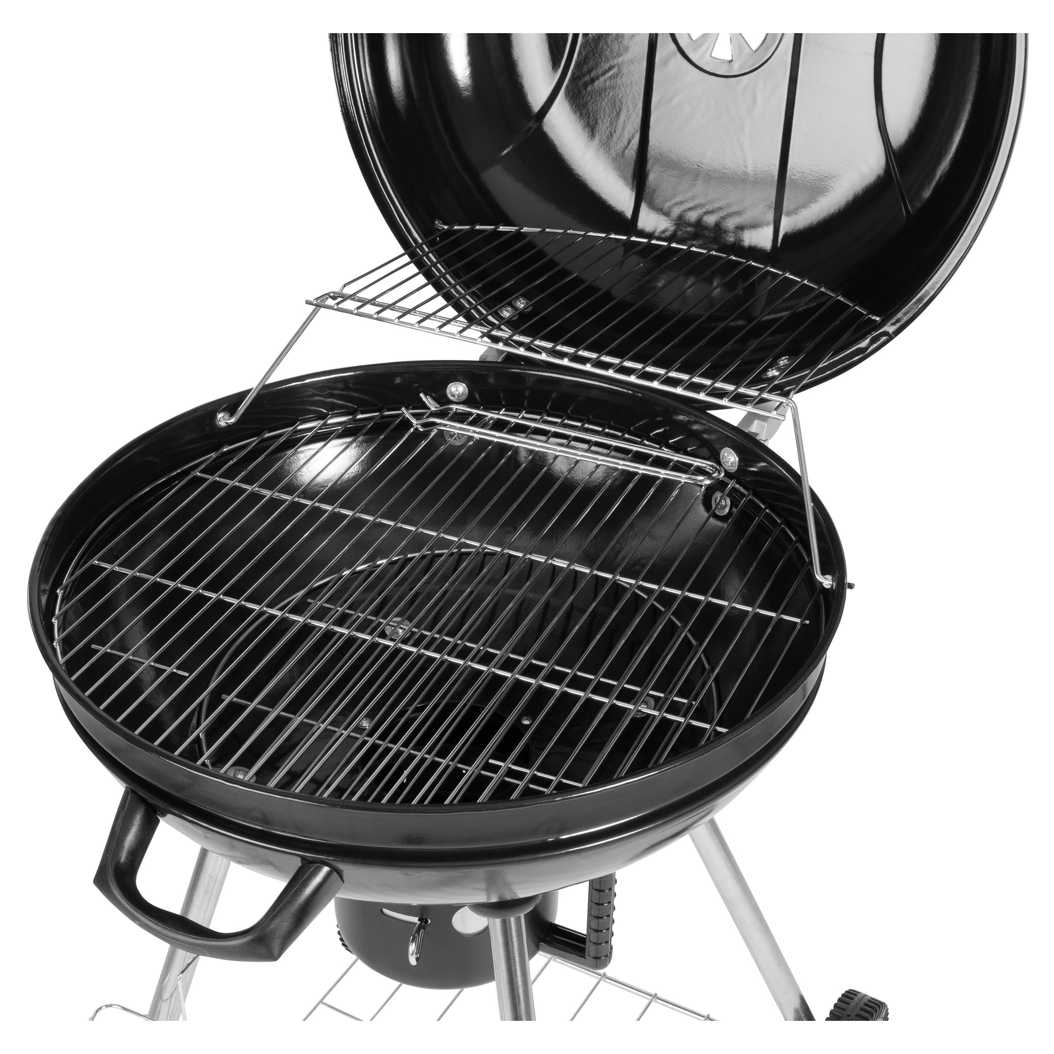 Fekete faszén grill, nyitva. A grill a faszén felett van, és van rajta egy fogantyú.