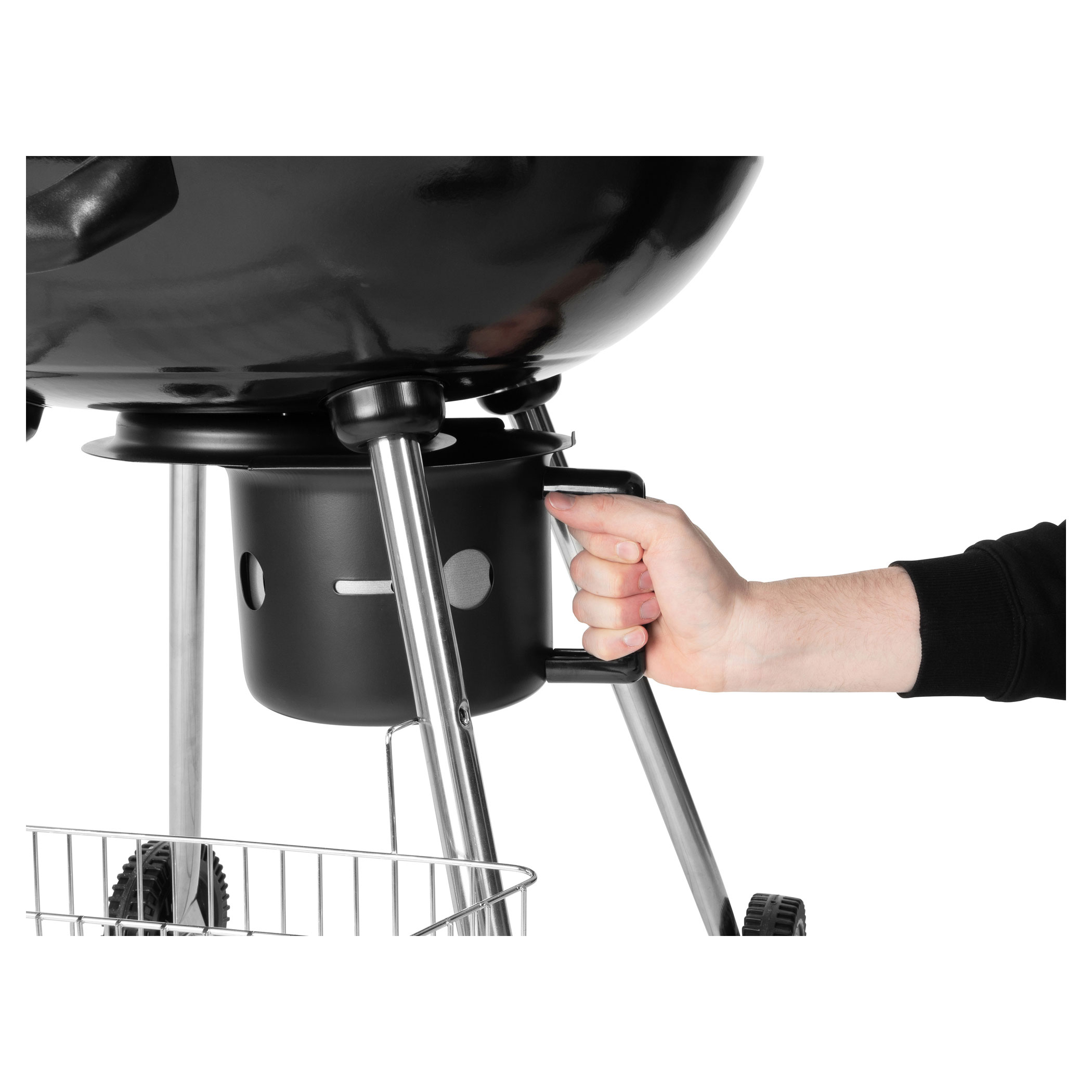 Egy személy keze, amint egy fekete barbecue grill fogantyúját tartja, közelkép.