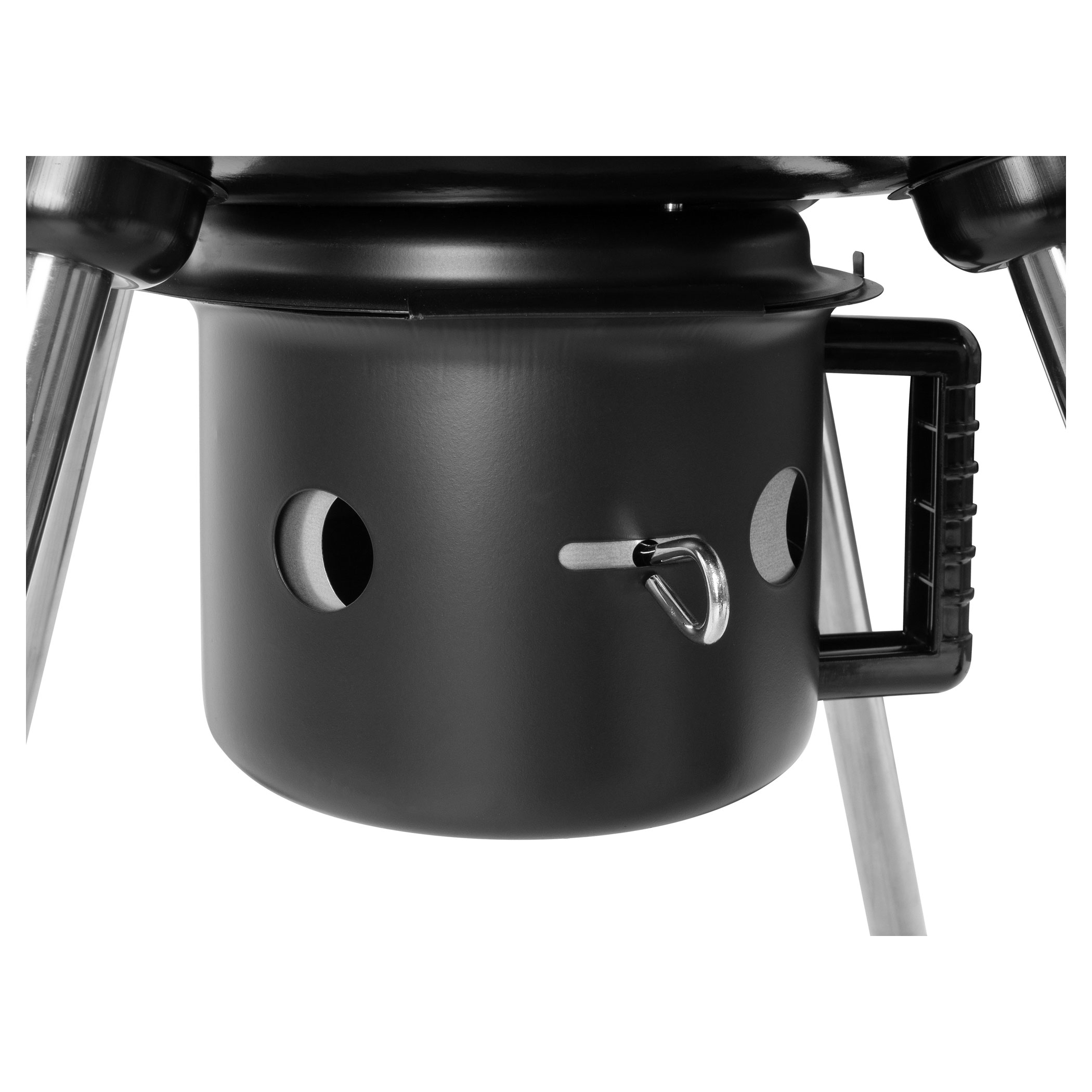 Fekete grillfüstölő közelképe, három lábbal és fogantyúval.