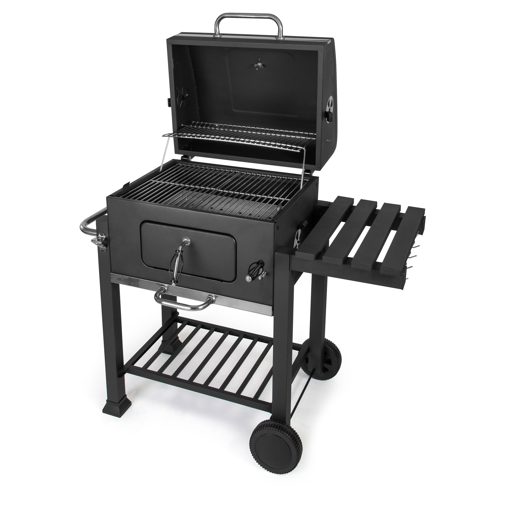 Fekete faszén grill nyitott fedéllel, polcokkal és kerekekkel fehér háttér előtt.