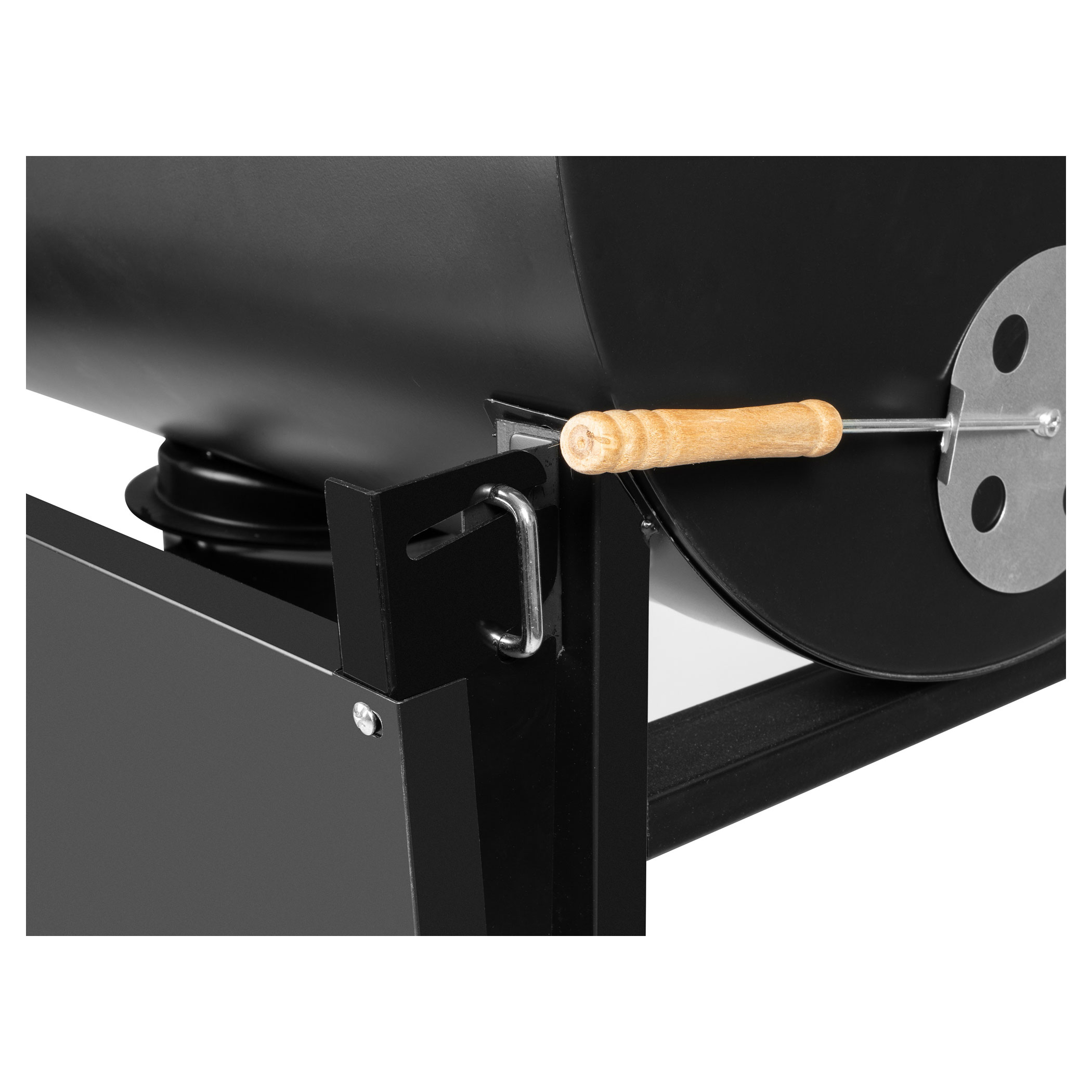 Egy fekete grill közelképe, fa fogantyúval és fémzárral.